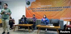 Deputi Direktur Riset ELSAM Wahyudi Djafar (berdiri) saat berdiskusi tentang keamanan siber di Jakarta, Selasa, 28 Mei 2019. (Foto: Sasmito Madrim/VOA)