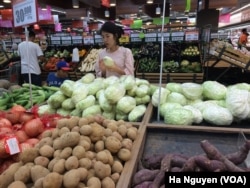រូបឯកសារ៖ ស្រ្តី​វៀតណាម​ធ្វើ​ការ​ចំនួន​ប្រាំ​ម៉ោង​ប្រចាំ​ថ្ងៃ​ដោយ​មិនមាន​ប្រាក់​កម្រៃ​ ដែល​មាន​ចាប់​ពី​ការ​ទិញ​ឥវ៉ាន់​រហូត​ដល់​ការ​មើល​ថែ​កូន គួប​ផ្សំ​នឹង​ការងារ​គោល​របស់​ពួកគេ។