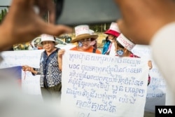 អង្គការ​សង្គម​ស៊ីវិល​ ​ក្រុម​សហជីព និង​សកម្មជន និងប្រជាពលរដ្ឋ​នានា​ ចូលរួម​ប្រារព្ធទិវាសិទ្ធិមនុស្សអន្តរ​ជាតិ១០ធ្នូ ​លើក​ទី៧០, នាទីលាន​ប្រជាធិបតេយ្យ​, នៅរាជធានីភ្នំពេញ​,​ នៅថ្ងៃទី​១០ ខែធ្នូ ឆ្នាំ​២០១៨។ (អូន​ ឆេង​ប៉រ​/ VOA)