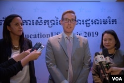 លោក​ Michael Newbill​ ភារធារី​ស្តី​ទី​ប្រចាំ​ស្ថានទូត​សហរដ្ឋ​អាមេរិក​នៅ​កម្ពុជា​ ថ្លែងទៅកាន់​អ្នកសារព័ត៌មាន​ មុន​នឹង​ពិព័រណ៌អប់រំ​ប្រចាំឆ្នាំ២០១៩​ នៅ​សណ្ឋាគារ​ Great Duke រាជធានីភ្នំពេញ ថ្ងៃទី​០៤ ខែមីនា ឆ្នាំ២០១៩។​ (ទុំ ម្លិះ/VOA)