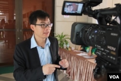 លោក​បណ្ឌិត​ ឈាង​ វណ្ណារិទ្ធ​ សាស្ត្រាចារ្យ​នៅ​ឯ​សាកលវិទ្យាល័យ​ ​លីដស៍​ (Leeds) ប្រទេស​អង់គ្លេស