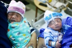 Dua bayi baru lahir di sebuah rumah sakit di Jakarta (foto: Reuters). Penyakit jantung bawaan dialami oleh 6 hingga 11 per 1.000 kelahiran hidup di dunia.