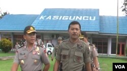 Asops Kapolri Irjen Pol Arif Wachyunadi (kiri) bersama Kapolda Sulawesi Tengah Brigjen Idham Azis di Poso, Kamis 12/3 (VOA/Yoanes).