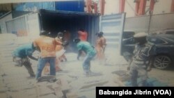 Bindigogin da aka kama ana fitowa dasu daka sundukin dake dauke dasu