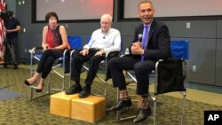 Astrofizirač Eugen Parker sedi između naučnice sa Džons Hopkins univerziteta, Nikole Foks i NASA-inog šefa misije Tomasa Curbuhena, tokom konferencije za štampu o solarnoj sondi Parker, u svemirskom centru Kenedi, na Floridi, 9. avgusta 2018.