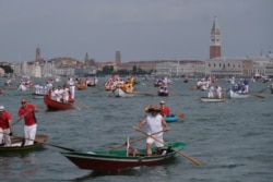 Suasana di sekitar Saint Mark's Basin saat berlangsungnya lomba Vogalonga (Long Row) di Venetian Lagoon, Venesia, Italia, 23 Mei 2021. (REUTERS / Manuel Silvestri)