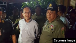 ប្រធាន​គណបក្ស​សង្គ្រោះ​ជាតិ​ លោក កឹម សុខា ត្រូវ​បាន​ចាប់​ខ្លួន​នៅ​រំលង​អាធ្រាត​ឈាន​ចូល​ថ្ងៃទី៣ ខែកញ្ញា​ នៅ​គេហដ្ឋាន​របស់​លោក ក្នុង​រាជធានី​ភ្នំពេញ​។​ ( រូបផ្តល់ឲ្យ)