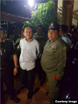 ប្រធាន​គណបក្ស​សង្គ្រោះ​ជាតិ​ លោក កឹម សុខា ត្រូវ​បាន​ចាប់​ខ្លួន​នៅ​រំលង​អាធ្រាត​ឈាន​ចូល​ថ្ងៃទី៣ ខែកញ្ញា​ នៅ​គេហដ្ឋាន​របស់​លោក ក្នុង​រាជធានី​ភ្នំពេញ​។​ ( រូបផ្តល់ឲ្យ)