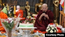 ព្រះតេជ​ព្រះគុណ​ ព្រះមហា​បណ្ឌិត​ ហុក សាវណ្ណ​ ព្រះគ្រូ​ចៅ​អធិការ​វត្តខ្មែរ​នៅ​ប្រទេស​កាណាដា
