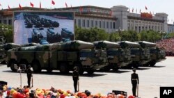 中国大力研发和部署DF-21D等中短程导弹威胁美军在西太平洋活动（美联社2015年9月摄）