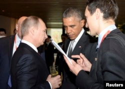 U.S. President Barack Obama (2nd R) talks to his Russian counterpart Vladimir Putin (L, front) during the Asia Pacific Economic Cooperation (APEC) Summit in Beijing, Nov. 11, 2014.