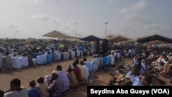 Des sénégalais célébrent la Tabaski ce vendredi 1er septembre 2017 à Dakar. (VOA/Seydina Aba Gueye)