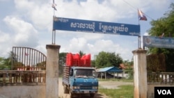 Entrance to Treng Troyoeng commune located in Phnom Sruoch district of Kampong Speu province, Cambodia, June 2, 2017. (Sun Narin/VOA Khmer)