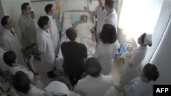 This undated video grab obtained on July 11, 2017, shows Chinese Nobel Laureate Liu Xiaobo (C) surrounded by doctors and his wife Liu Xia at an undisclosed location.