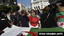 Des manifestants algériens lors de leur manifestation hebdomadaire contre le gouvernement à Alger, en février 2020. 
