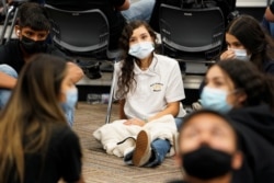 Para pejar SMU AS di Oklahoma City, Oklahoma (foto: dok). Remaja aktivis lingkungan Greta Thunberg berbicara kepada para pelajar sekolah di North Dakota, AS (foto: dok). Generasi Z dan generasi milenial AS memandang dunia lebih optimis.