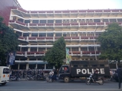မန္တလေးမြို့ဈေးချို နာရီစင်ရှေ့မှာ လုံခြုံရေး တင်းကြပ်ထားတဲ့ မြင်ကွင်း။ (ဖေဖော်ဝါရီ၊ ၀၂၊ ၂၀၂၁)