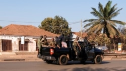 Pasukan bersenjata bergerak di jalan utama di wilayah ibu kota Guinea-Bissau, Bissau, setelah tembakan senjata terjadi di sekitar area istana kepresidenan pada 1 Februari 2022. (Foto: Reuters/Stringer)