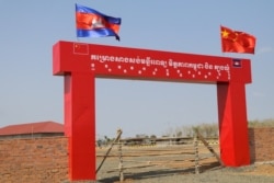 រូបឯកសារ៖ ការដ្ឋាន​សំណង់​«មន្ទីរពេទ្យ​មិត្តភាព​កម្ពុជា ចិន ត្បូងឃ្មុំ» ក្នុង​ខេត្ត​ត្បូងឃ្មុំ។ (ស៊ុន ណារិន/VOA Khmer)