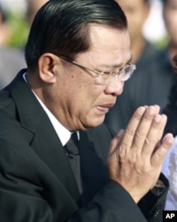 លោក​នាយករដ្ឋមន្ត្រី​ហ៊ុន​សែន​យំ​នៅ​ក្នុងពិធី​រំឭក​ដល់​វិញ្ញាណក្ខន្ធ​អ្នក​ស្លាប់នៅ​ស្ពាន​កោះ​ពេជ្រ​ ក្នុង​ពិធី​កាន់​ទុក្ខ​ជាតិ​កាល​ពី​ថ្ងៃ​ព្រហស្បតិ៍​ទី​២៥​ខែ​វិច្ឆិកា​ឆ្នាំ​២០១០។
