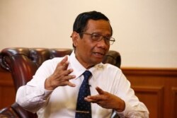 Menteri Koordinator Politk, Hukum, dan Keamanan Mohammad Mahfud MD dalam sebuah wawancara di Jakarta, 26 Desember 2019. (Foto: Reuters) Mahfud menggarisbawahi bahwa penegakan aturan itu akan diperketat seiring terus bertambahnya kasus virus corona.