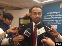 ​រូបឯកសារ៖ លោក​ ព្រាប​ កុល​ ​នាយក​ប្រត្តិ​បតិ្តអង្គការ​តម្លាភាព​កម្ពុជា។ (ហ៊ុល រស្មី/VOA)