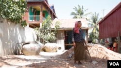 Peou Heng, 70, stands in front of her house in Kandal province, Cambodia, February 28, 2017. (Hean Socheata/VOA Khmer)