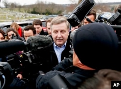 Rick Saccone, kandidat dari Partai Republik (tengah), dikelilingi oleh kamera dan reporter saat menuju TPS untuk pemilihan khusus di McKeesport, Pennsylvania, 13 Maret 2018.