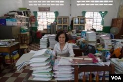 អ្នក​គ្រូ លឿង សុខមិញ​ នាយិកា​រង​នៃ​សាលា​ភាសាចិន​ទួនហ្វា​នៅ​រាជធានី​ភ្នំពេញ​ កាលពី​ថ្ងៃទី៩ ខែ​មិថុនា ឆ្នាំ២០១៥។ (រូបថត៖ នៅ វណ្ណារិន/VOA Khmer)