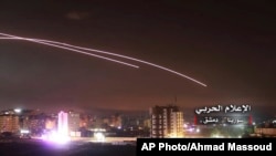 Misil-misil Israel tampak menyerang sasaran militer Suriah di Damaskus, sebagai tanggapan serangan Iran terhadap Dataran Tinggi Golan, Kamis malam (10/5).