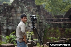 លោក អ៊ូច មករា ប្រធាន​ផ្នែក​ផលិត​ភាពយន្ត​នៃស្លឹករឹត​ភាពយន្ត​របស់​មជ្ឈមណ្ឌល​ឯកសារកម្ពុជា កំពុងធ្វើការនៅទីតាំងមួយក្នុងប្រទេសកម្ពុជា កាលពីខែតុលា ឆ្នាំ២០១៥។ (រូបថតដោយ Sleuk Rith Motion Picture)