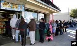 Customers wait in line to buy Powerball lottery tickets in Hawthorne, Calif., on Jan. 8, 2016.