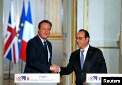 French President Francois Hollande (R) shakes hands with Britain's Prime Minister David Cameron during a joint news conference Nov. 23, 2015, at the Elysee Palace in Paris.