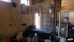 Des tissus pendent pour sécher dans une cellule de prison lors d'une visite de la prison maximale de Chikurubi par un comité parlementaire de la santé qui souhaitait avoir une idée des principaux problèmes de santé et de VIH, le 13 juin 2019.