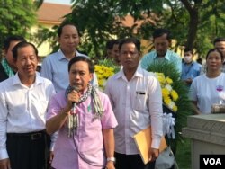 រូប​ឯកសារ៖ លោក ​វន់ ពៅ ​ប្រធាន​សមាគម​ប្រជាធិប​តេយ្យ​ឯករាជ្យនៃ​សេដ្ឋកិច្ច​ក្រៅ​ប្រព័ន្ធ​ ឬ​ហៅ​កាត់ថា IDEA (ឈរ​នៅ​កណ្តាល​) ថ្លែង​នៅក្នុង​ពិធី​គម្រប់​ខួប​១៦​ឆ្នាំ​នៃ​ការ​សម្លាប់​ប្រធាន​សហជីព​លោក ជា វិជ្ជា នៅ​រាជធានី​ភ្នំពេញ ថ្ងៃទី២២ ខែមករា ឆ្នាំ​២០២០។​ (ហ៊ុល រស្មី​/VOA)