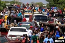 Venezuelans line up to cross into Colombia at the border in Paraguachon, Colombia, February 16, 2018.