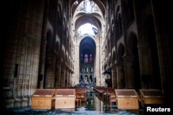 Pemandangan atap dan puing-puing di dalam katedral Notre-Dame de Paris setelah kebakaran yang merusak katedral, saat dikunjungi Menteri Dalam Negeri Perancis Christophe Castaner (tak tampak dalam gambar) di Paris, 16 April 2019.