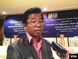 រូបភាព​ឯកសារ៖ លោក ណុប វី នាយក​ប្រព័ន្ធ​ផ្សព្វផ្សាយ​នៃ​មជ្ឈមណ្ឌលកម្ពុជាដើម្បីប្រព័ន្ធផ្សព្វផ្សាយ​ឯករាជ្យ (CCIM) ថ្លែង​ទៅ​កាន់​អ្នក​សារ​ព័ត៌មានក្នុង​កិច្ចប្រជុំ​ស្តីពី​បញ្ហា​ប្រឈម​នៃ​ប្រព័ន្ធផ្សព្វ​ផ្សាយ​ឯករាជ្យ​ឆ្នាំ​២០១៧ នៅ​ថ្ងៃទី​២១ ខែ​កុម្ភៈ ឆ្នាំ​២០១៨។ (កាន់​ វិច្ឆិកា/VOA)