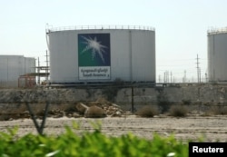 Tangki-tangki minyak di kantor pusat Saudi Aramco, kota Damam. (Foto: Dok)
