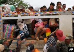 រូបឯកសារ៖ ពលករ​ចំណាកស្រុក​កម្ពុជា​រាប់ពាន់នាក់ បាន​ធ្វើ​ដំណើរ​តាម​រថយន្ត​មក​ដល់​ច្រក​ព្រំដែន​អន្តរជាតិខ្មែរ​ថៃ នៅក្រុងប៉ោយប៉ែត ប្រទេសកម្ពុជា កាលពីថ្ងៃទី១៧ ខែមិថុនា ឆ្នាំ២០១៤។