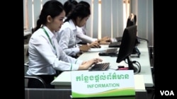 សមាគមមីក្រូហិរញ្ញវត្ថុកម្ពុជាបាន​ថ្លែងកាលពីថ្ងៃព្រហស្បតិ៍កន្លងទៅនេះថា គ្រឹះស្ថានមីក្រូហិរញ្ញវត្ថុចាំបាច់ត្រូវកាត់បន្ថយចំណាយ ហើយ​ពង្រឹងប្រសិទ្ធភាពសេវាកម្មរបស់ខ្លួន។ (រូបថតដោយ R. Carmichael/VOA)