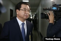 서훈 한국 국가정보원장이 11일 오전 국회에서 열린 정보위원회 전체회의에 입장하고 있다.