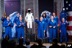 미국 텍사스주 휴스턴의 나사(NASA) 스페이스 센터에서 '민간 우주선'에 탑승할 9명의 우주 비행사들이 소개되고 있다.