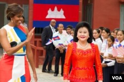 លោកស្រី Michelle Obama និង​លោកស្រី​ប៊ុន រ៉ានី បាន​ទៅ​ដល់​វិទ្យាល័យ​ហ៊ុន សែន ប្រាសាទ​បាគង ដែល​មាន​ចម្ងាយ​ប្រមាណ​ជា​៤០​គីឡូម៉ែត្រ​ពី​ក្រុង​សៀមរាប​នៅ​ថ្ងៃសៅរ៍​ទី២១ ខែមីនា ឆ្នាំ២០១៥ ដើម្បី​ចាប់ផ្តើម​«គម្រោង​ផ្តល់​ឱកាស​ឲ្យ​ក្មេង​ស្រី​បាន​សិក្សា» 'Let Girls Learn'។