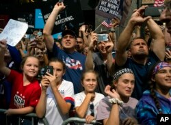 Para penggemar menunggu tim sepak bola putri AS melintas dalam parade di sepanjang Canyon of Heroes di New York setelah memenangkan Piala Dunia Putri FIFA, 10 Juli 2019. (Foto: AP)