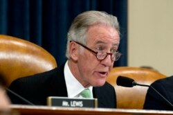 លោក​ Richard Neal​ ប្រធាន​គណៈ​កម្មាធិការ​ប្រមូល​ពន្ធដារ​និង​ប្រាក់​ចំណូល​នៃ​រដ្ឋ​សភា​ខាង​គណបក្ស​ប្រជាធិបតេយ្យ​។