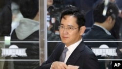 រូបឯកសារ៖ លោក Lee Jae-yong អនុប្រធាន​ក្រុមហ៊ុន Samsung Electronics Co., ពេល​ទៅ​ដល់​សភា​ក្នុង​ក្រុង​សេអ៊ូល ប្រទេស​កូរ៉េខាងត្បូង កាល​ពី​ថ្ងៃ​អង្គារ ទី០៦ ខែ​ធ្នូ ឆ្នាំ​២០១៦។