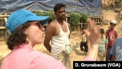 អ្នកស្រី​ Marina Drazba អ្នក​ជំនាញ​ផ្នែក​កាត់បន្ថយ​ហានិភ័យ​គ្រោះមហន្តរាយ​នៃ​អង្គការ​ UNHCR និយាយ​ជាមួយ​បុរសម្នាក់​នៅ​ជំរំ​ជនភៀស​ខ្លួន​រ៉ូហ៊ីងយ៉ា។