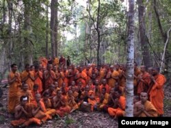 ព្រះតេជគុណ ប៊ុត ប៊ុនតិញ និង​ព្រះសង្ឃ​ផ្សេង​ទៀត នៅ​ក្នុង​ព្រៃឡង់ ក្នុង​ខេត្ត​ព្រះវិហារ កាល​ពី​ឆ្នាំ២០១៦​ ក្នុង​ពេល​ចុះ​ពិនិត្យ​មើល​ព្រៃ​នៅ​ទីនោះ ដែល​ជា​ផ្នែក​នៃ យុទ្ធនាការ​ការពារ​ព្រៃ​ឈើ។ (រូបថតផ្តល់ឲ្យដោយព្រះអង្គប៊ុត ប៊ុនតិញ)