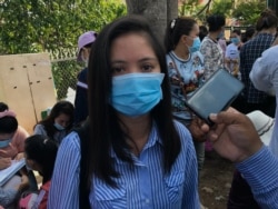 រូប​ឯកសារ៖ កញ្ញា ​ឈឹម ស៊ីថរ​ ប្រធាន​សហជីព​ទ្រទ្រង់​សិទ្ធិការងារ​បុគ្គលិក​កម្មករ​ខ្មែរ​នៃ​ក្រុម​ហ៊ុន​ NagaWorld និយាយ​ពីស្ថានភាព​បុគ្គលិកកាស៊ីណូ​នៃក្រុមហ៊ុន​ Naga World​នៅ ក្រៅ​ក្រសួង​ការងារ និង​បណ្តុះបណ្តាល​វិជ្ជាជីវៈ​ ទី​ក្រុង​ភ្នំពេញ​ ថ្ងៃ​ទី​១៦​ ខែ​មិថុនា​ ឆ្នាំ២០២០។